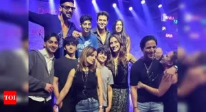 Read more about the article Hrithik Roshan, Saba Azad, Sussanne Khan, Arslan Goni come together for a musical evening; Farhan Akhtar, Hridaan, Hrehaan and others perform – Pics inside | Hindi Movie News