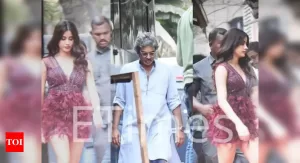 Read more about the article Janhvi Kapoor spotted at an ad shoot with Avinash Gowarikar – Exclusive! | Hindi Movie News