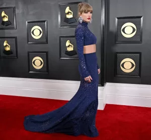 Read more about the article Taylor Swift Shines in Glittering Midnight Blue Dress at the 2023 Grammy Awards