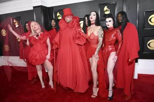 Read more about the article Kim Petras Is Red Bride in Ruffled Dress & Pumps at Grammy Awards 2023 – Footwear News