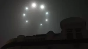 Read more about the article Flash of light above Kyiv sparks buzz about falling satellite, aliens