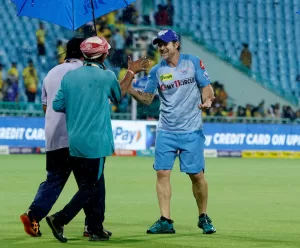 Read more about the article Jonty Rhodes turns hero for struggling groundsmen – Online Cricket News