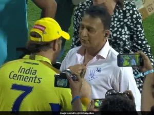 Read more about the article Sunil Gavaskar Runs To MS Dhoni After CSK vs KKR Game, Takes His Autograph On Shirt. Watch