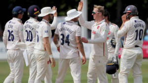 Read more about the article Simon Harmer takes 5-65 as Bears observe on towards Essex – Online Cricket News