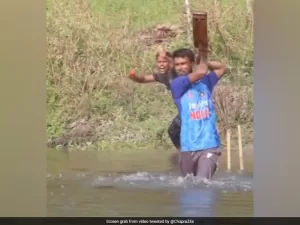 Read more about the article Hilarious Enactment Of ‘Water Cricket’ And DRS Will Lift Your Weekend. Watch