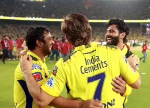 Read more about the article Dhoni Overwhelmed, Lifts Jadeja – Online Cricket News