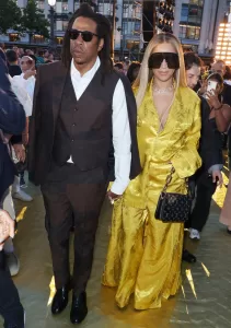 Read more about the article Beyoncé’s Golden Yellow Suit at Louis Vuitton Menswear Show Is a Fashion Moment